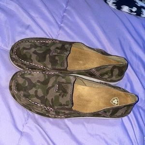 Brand ariat. Size 10 women. Camo with pink stitch.